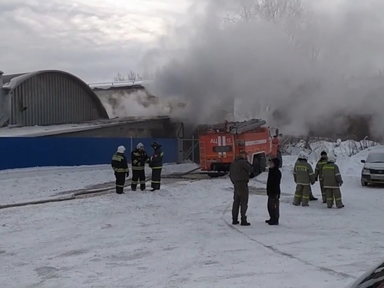 В Новосибирске потушили крупный пожар не мебельном складе
