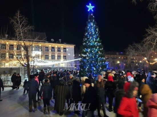 Новогоднее освещение зажгли на площади Декабристов в Чите