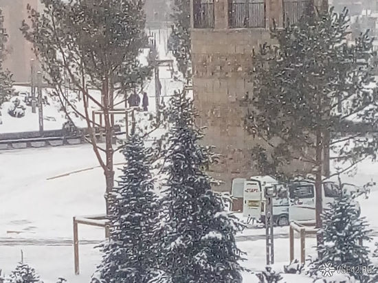 Каток в кемеровском Парке Ангелов начали заливать