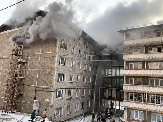 В переулке Пограничный в Иркутске горит квартира в шестиэтажном доме