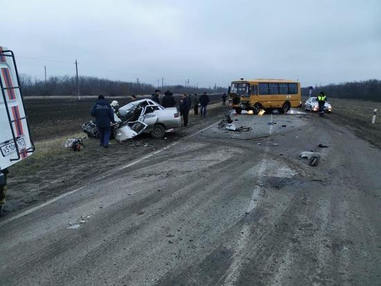 Один погиб, один пострадал в ДТП со школьным автобусом в Ростовской области