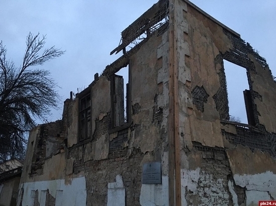 Аварийный дом в Пскове не выдержал сильного ветра