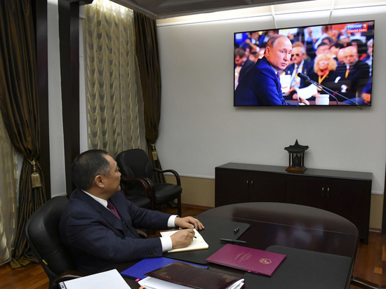 Глава Тувы смотрит пресс-конференцию Президента России