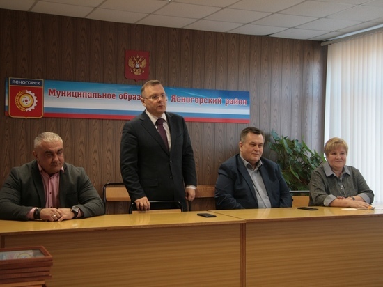 Павел Веселов наградил организаторов выборов в Ясногорском районе
