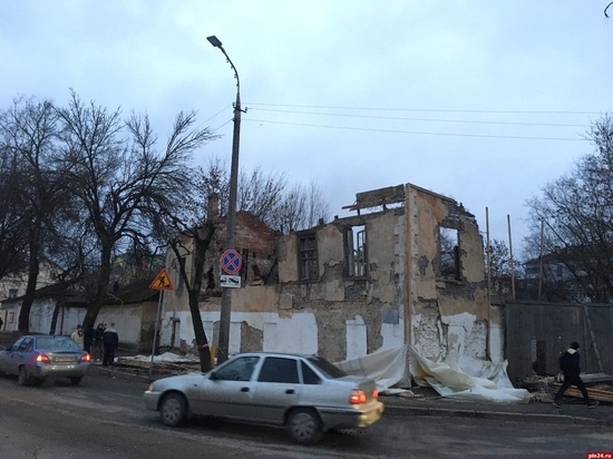 О разборке аварийного дома в Пскове известили полицию