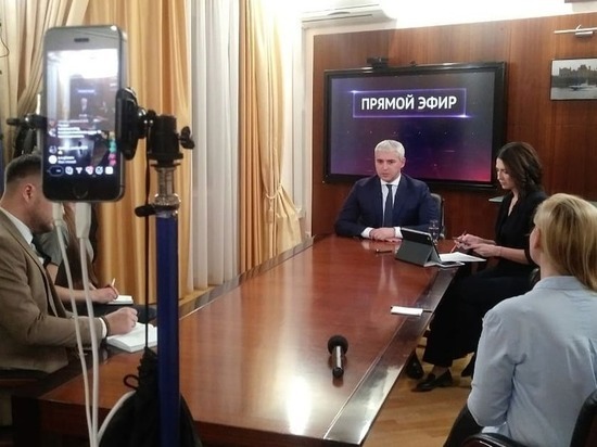 Алексей Романов общался с журналистами и жителями Ноябрьска в течение часа