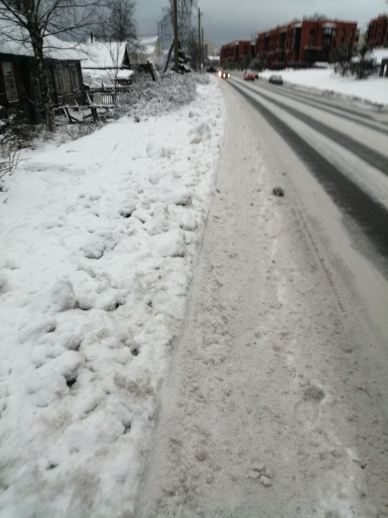 Петрозаводчане ругают дорожников, сваливших снег на тротуары