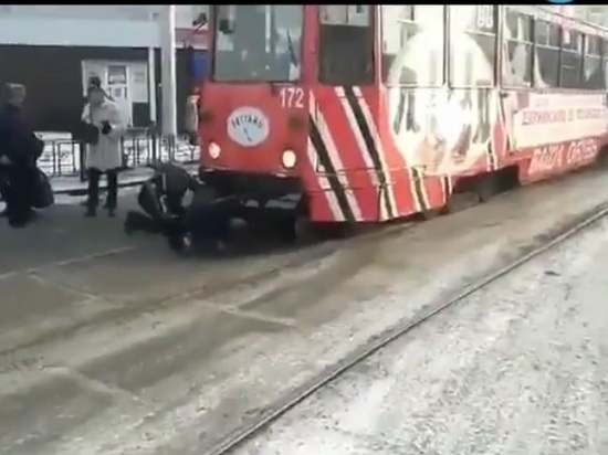 На улице Степана Разина в Иркутске пенсионерка попала под трамвай
