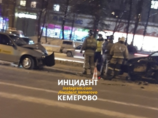 Авария с участием такси случилась возле бульварного кольца в Кемерове