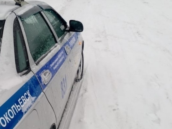 Пять автомобилей завязли в снегу в Кузбассе