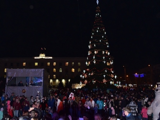 В Симферополе зажгли огни на главной елке Крыма