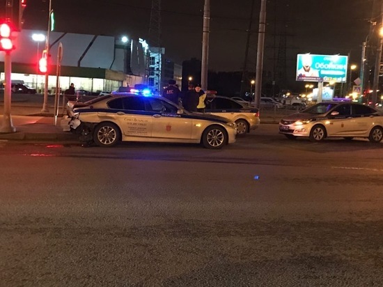 Женщина за рулем Polo протаранила полицейский BMW на "Пионерской"