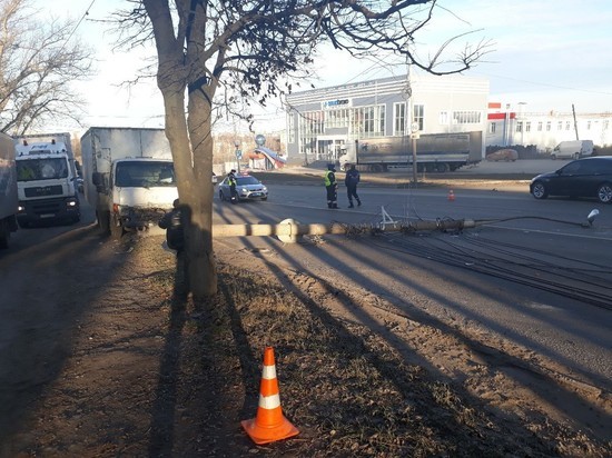 Новомосковское шоссе в Туле встало: грузовик снес столб