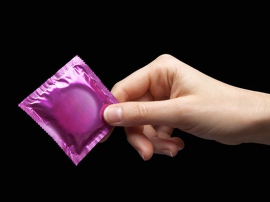 Названо самое «горячее» время продажи презервативов в России