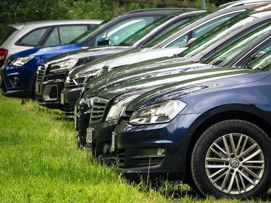 Автомобилистов в Кузбассе будут штрафовать за парковку на газонах