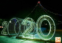 20 декабря в Волжске около елки появился новый световой объект