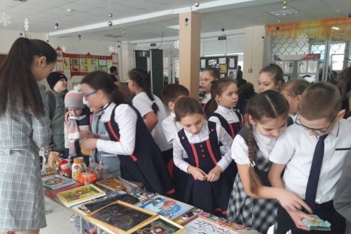 Школьники Оренбурга устроили благотворительную ярмарку