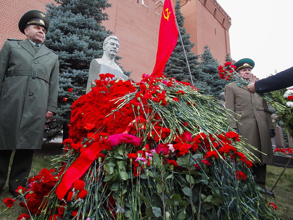 Сталин сейчас жив. Возложение цветов Сталина. Возложение цветов к могиле Сталина. Сталин возлагает цветы. Сталинский цветок.