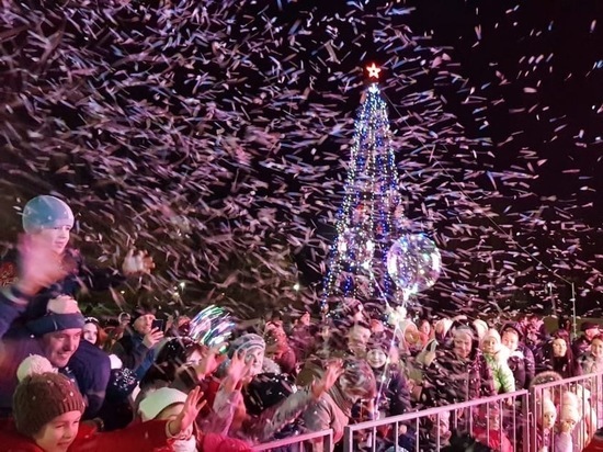 Огни на главной ёлке зажгли в Железноводске