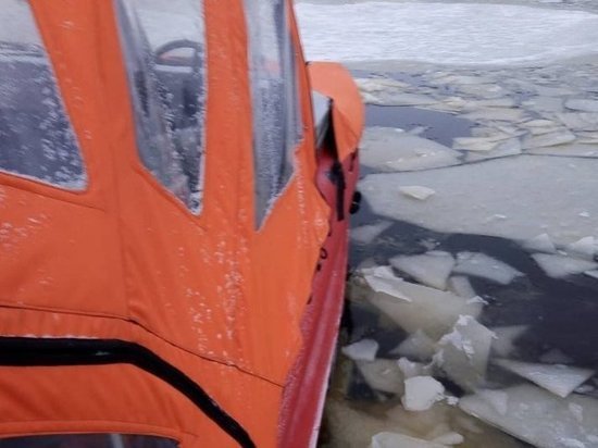 В Удмуртии рыбак утонул, провалившись со снегоходо под лед Камы