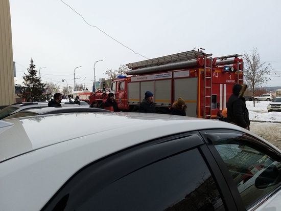 Кемеровский ТЦ экстренно эвакуировали