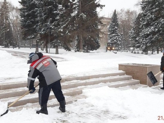 Спецтехника предприятий и заводов Челябинска подключилась к уборке снега