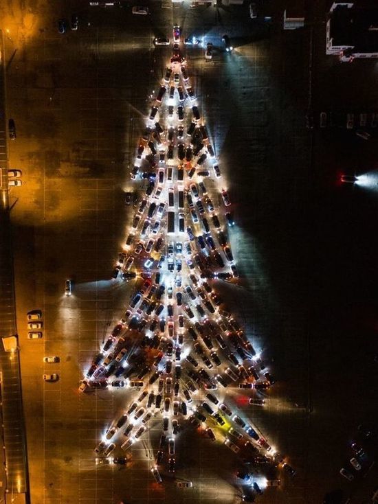 В Ставрополе собрали светящуюся автоелку из сотни автомобилей