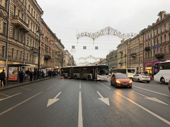 Попавший в ДТП автобус спровоцировал огромную пробку на Невском
