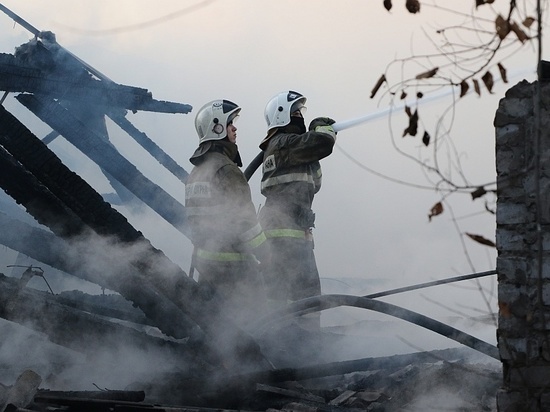 За выходные пожарные Хакасии потушили почту, два дома и баню