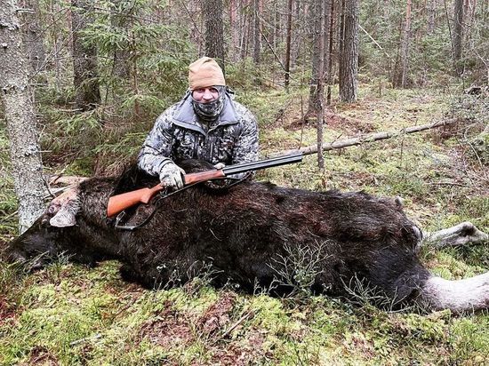 Александр Емельяненко сфотографировался с убитым лосем