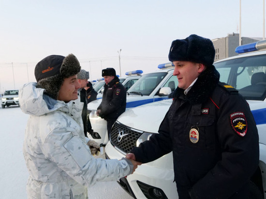 Глава ЯНАО вручил полицейским ключи от 40 новых служебных авто