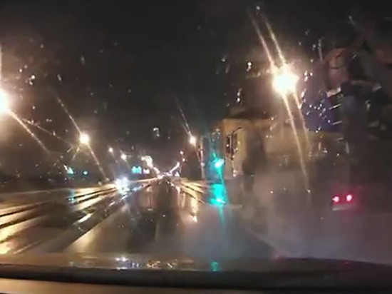 Бетоновоз протаранил такси в центре Петербурга и упал в Неву