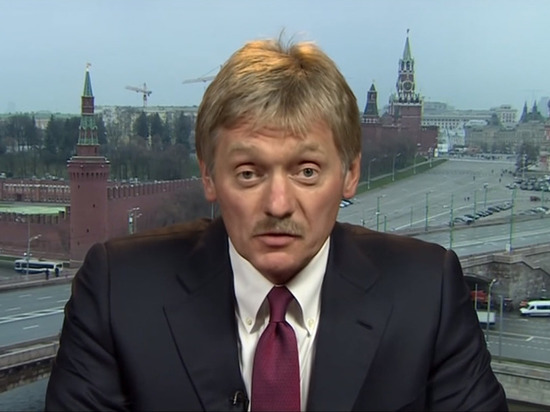 Песков прокомментировал дарение подарков Путину на пресс-конференции