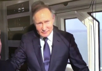 Президент России Владимир Путин дал гудок в кабине машиниста, ознаменовав тем самым запуск железнодорожного сообщения через Крымский мост