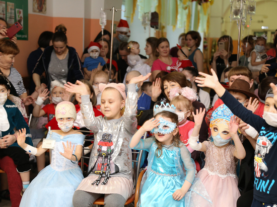 Благотворительный фонд Юрия Тена провёл новогодний праздник для детей онкологического отделения ИОДКБ