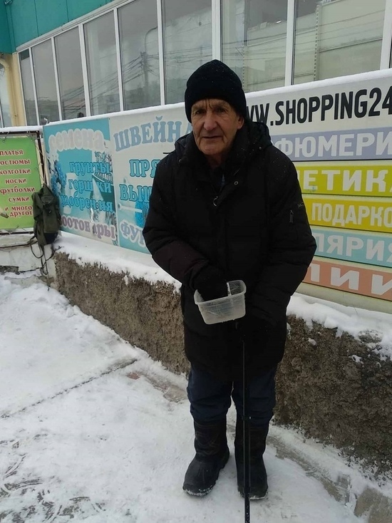 Дедушка просит милостыню у магазина в Северном – он потратил все деньги на лечение дочери