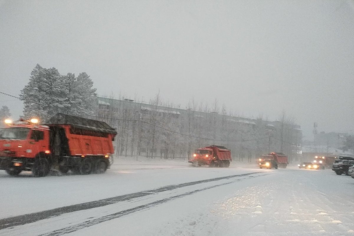 Ноябрьск завалило снегом: все машины с посыпки дорог направили на их .