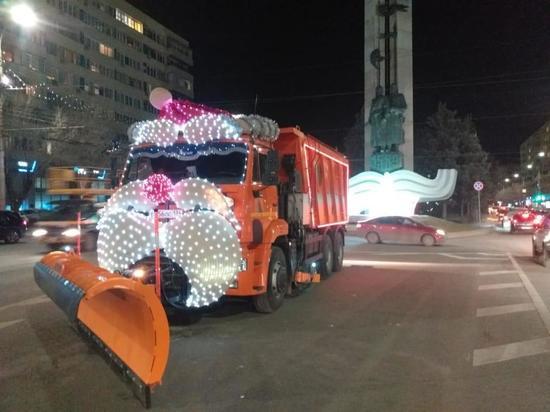 На волгоградских дорогах появилась праздничная снегоуборочная техника