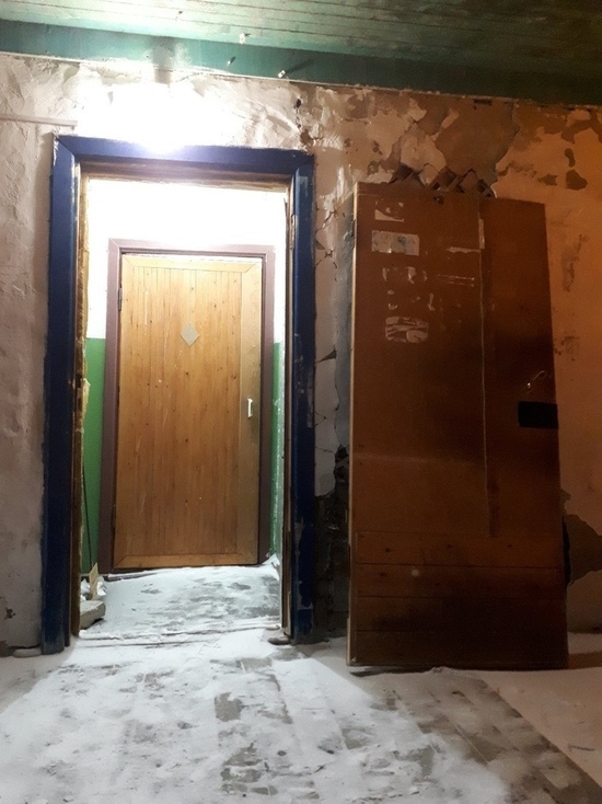 В Лабытнанги ребенка чуть не убило дверью подъезда