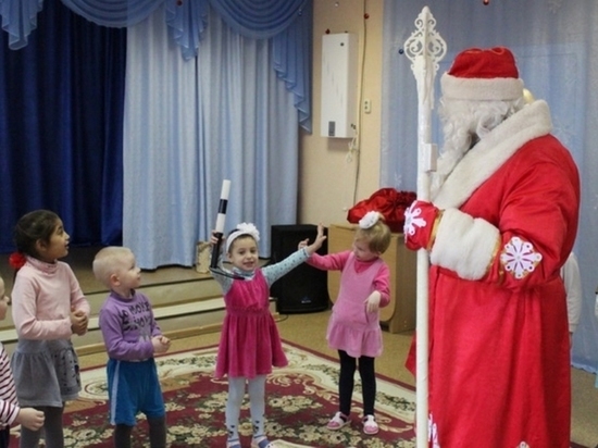 Полицейский Дед Мороз поздравил детишек в ивановском детском доме