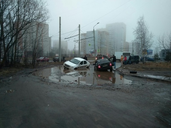 На улице Волгоградской в Ярославле утонули сразу три машины