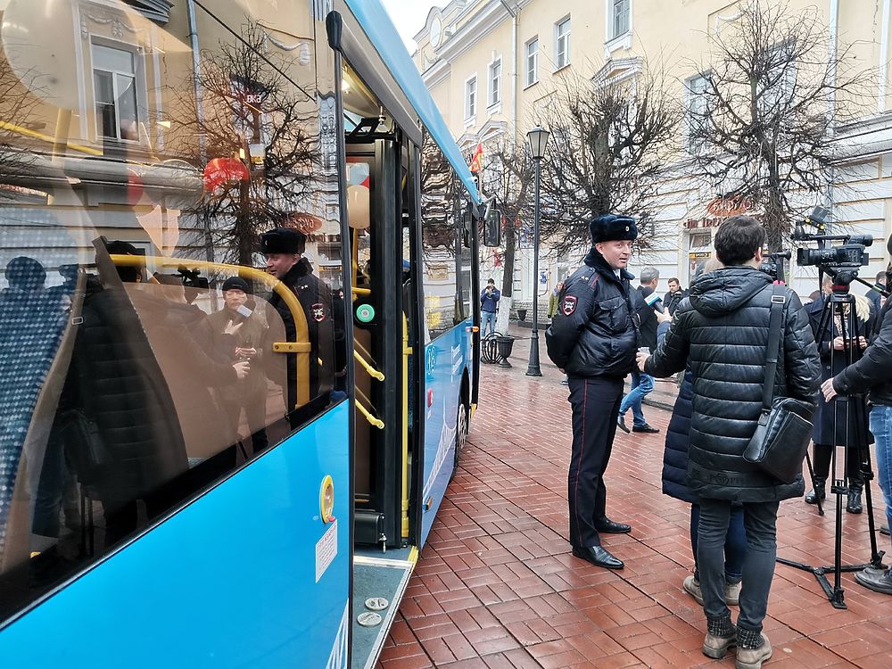 Прохожим в центре Твери открыли "новогодний" автобус