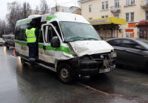 Около 10 утра 24 декабря в столице Марий Эл автобус из-за ошибки водителя столкнулся с автомобилем ГАЗ