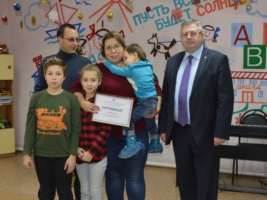 Рязанской многодетной семье вручили сертификат на покупку кровати-трансформера