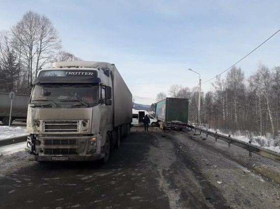 В Байкальске на федеральной трассе столкнулось пять машин