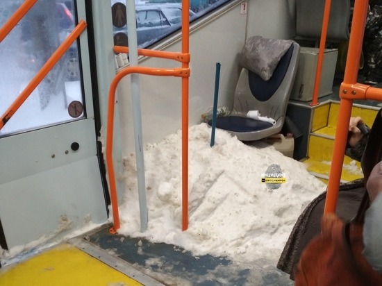В новосибирском трамвае катается сугроб: рекордно снежный декабрь