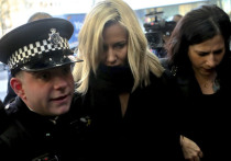 Экс-ведущая популярного британского телевизионного шоу Love Island Кэролайн Флэк отказалась признать свою вину в нападении на человека, пишет Sky News