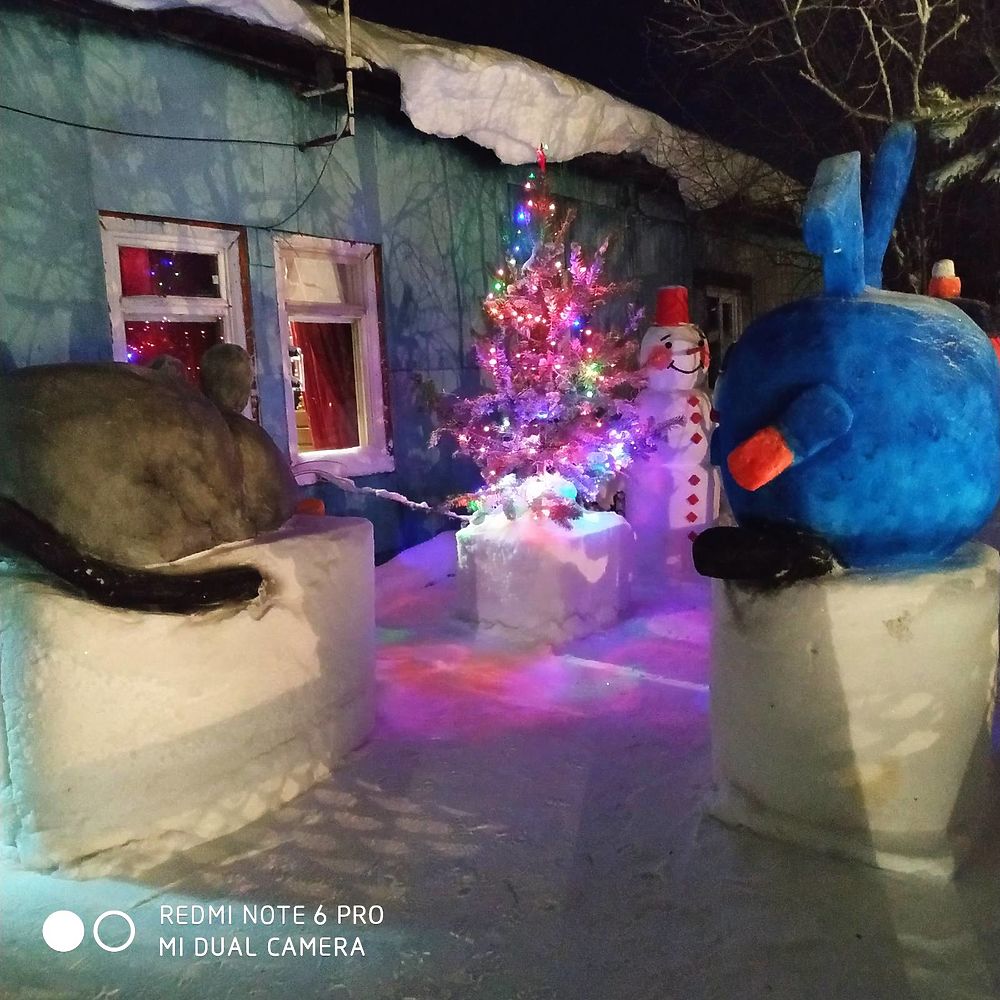 Новогодняя сказка во дворе: житель Ноябрьска построил снежный городок