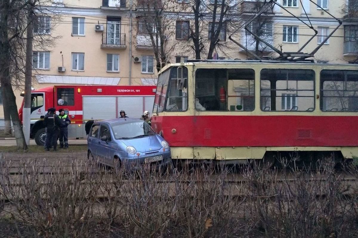 В салоне находился 1,5-годовалый ребенок: в Туле трамвай протаранил Daewoo  Matiz - МК Тула