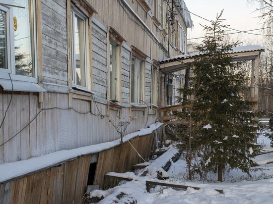 В Салехарде еще 15 деревянных домов признали аварийными